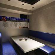 カップルシートやのれんで仕切られた半個室のテーブル席があり、周りを気にせず2人の世界に浸れます。記念日には、こだわりの雌牛を使った板前焼肉でお祝いはいかがですか。換気ダクトもあり匂いも気になりません。