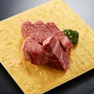 雌牛独特の何度でも食べたくなるようなとろける食感がたまらない逸品です。歯がなくても食べられるほどのやわらかさ。特製のワサビ醤油でいただきます。