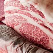 月齢問わず、肉の産地にもこだわらず、A5ランクの雌牛に限定して厳選。希少な部位を塊で仕入れ、注文が入ってから対面式のカウンターで切り分けて提供してくれる“板前焼肉”が店の自慢です。