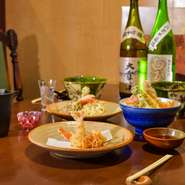 季節の日本酒も楽しめるお店。定番の日本酒に加え、季節ごとにオススメを入れ替えるため、生酒やひやおろしも味わえます。季節感溢れる日本酒を楽しみに、いつもの味とはひと味違う酒の旅へ。