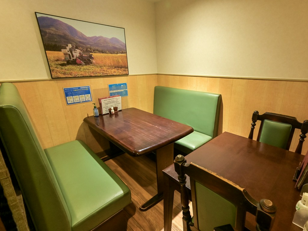 隣の席との間についたてがあり、さまざまなシーンに対応可能