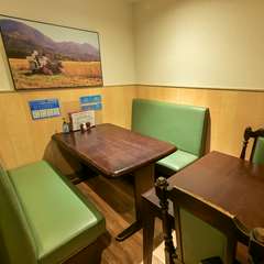 隣の席との間についたてがあり、さまざまなシーンに対応可能