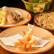 市場で仕入れた旬の食材を、サクサクの衣で揚げた一皿。海老1匹とほか6品程とボリューム満点です。お店自慢の九一そばと一緒にどうぞ。