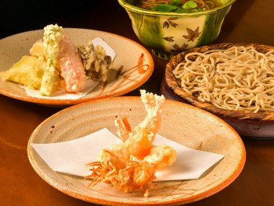 サクサク、旬の恵み『天ぷら盛り合わせと各種おそば』