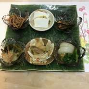 前菜と刺身、そばがき、焼き物、天ぷら、おそば、デザートなどが楽しめるセット。名古屋の柳橋市場で仕入れた旬の食材を使った料理が味わえ、季節ごとの変化が楽しみです。
５５００円／７１５０円