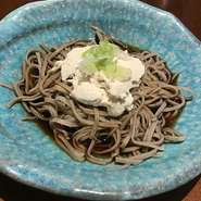 汲み上げ湯葉をおそばの上にのせたぶっかけのおそばです。