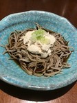 汲み上げ湯葉をおそばの上にのせたぶっかけのおそばです。