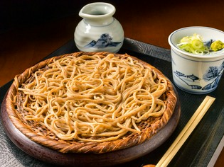 国産そば粉を自家製粉し、独自の味わいを生み出す