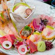 北海道近海で水揚げされた鮮魚を中心とした、旬の一品料理も多数用意。季節ごとに異なる顔ぶれで楽しませてくれる『お刺身5点盛り』は、ぜひオーダーしたいメニューです。