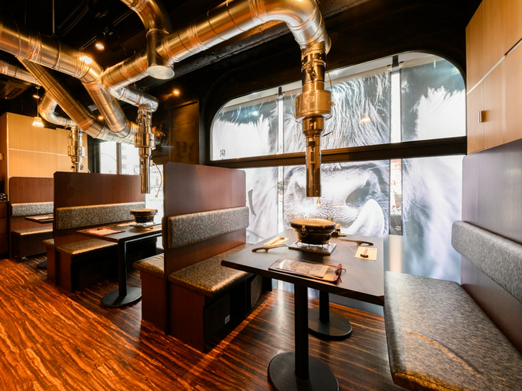 肉を焼く適度な間が、会話を引き出すポイントに