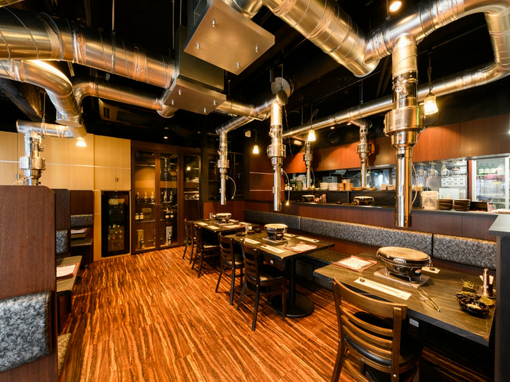 金属の冷たさと木の温もりが絶妙な調和を保つ