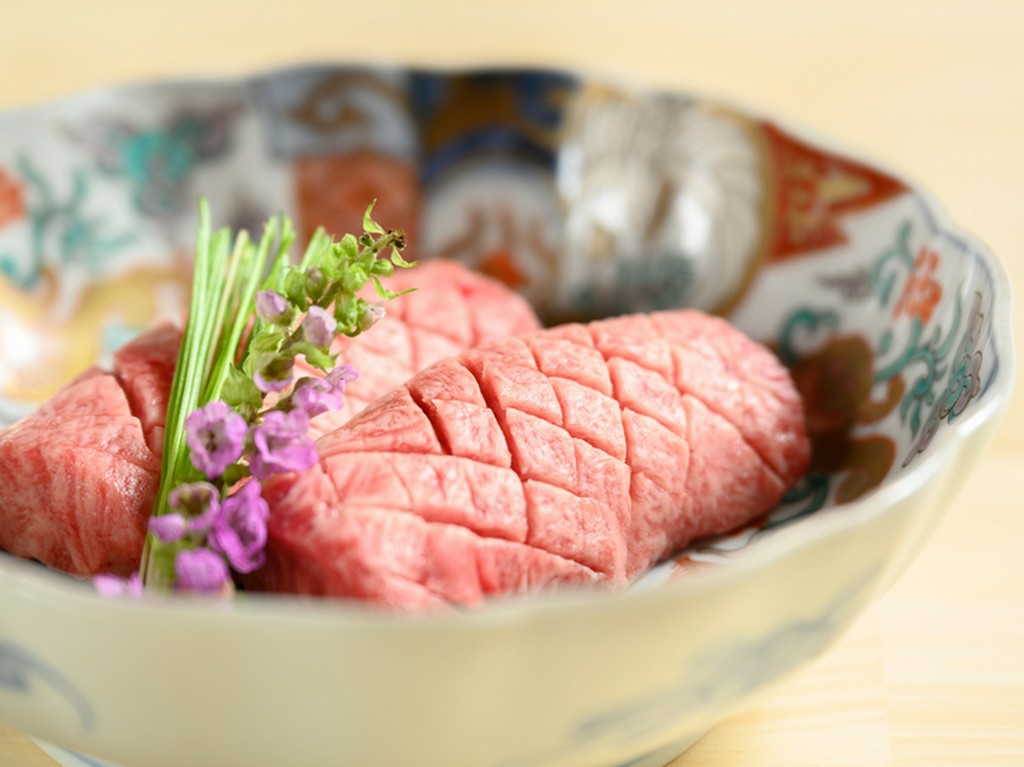 表面の美しい切れ目で、目でも舌でも楽しむことができる『厚切りタン』