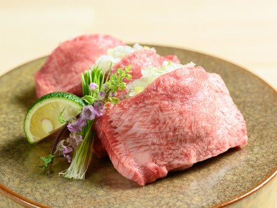葱塩だれでアクセントをつけ、タンの甘みを引き立たせる『葱サンドタン』