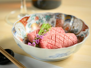 表面の美しい切れ目で、目でも舌でも楽しめる『厚切りタン』