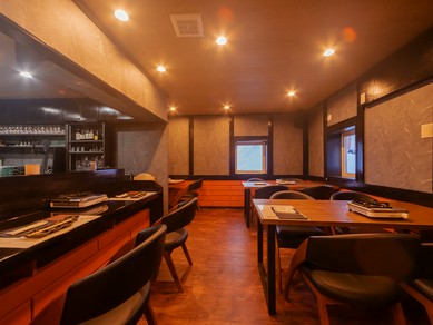 ゆったりとスペースを確保した店内でのんびりくつろげる