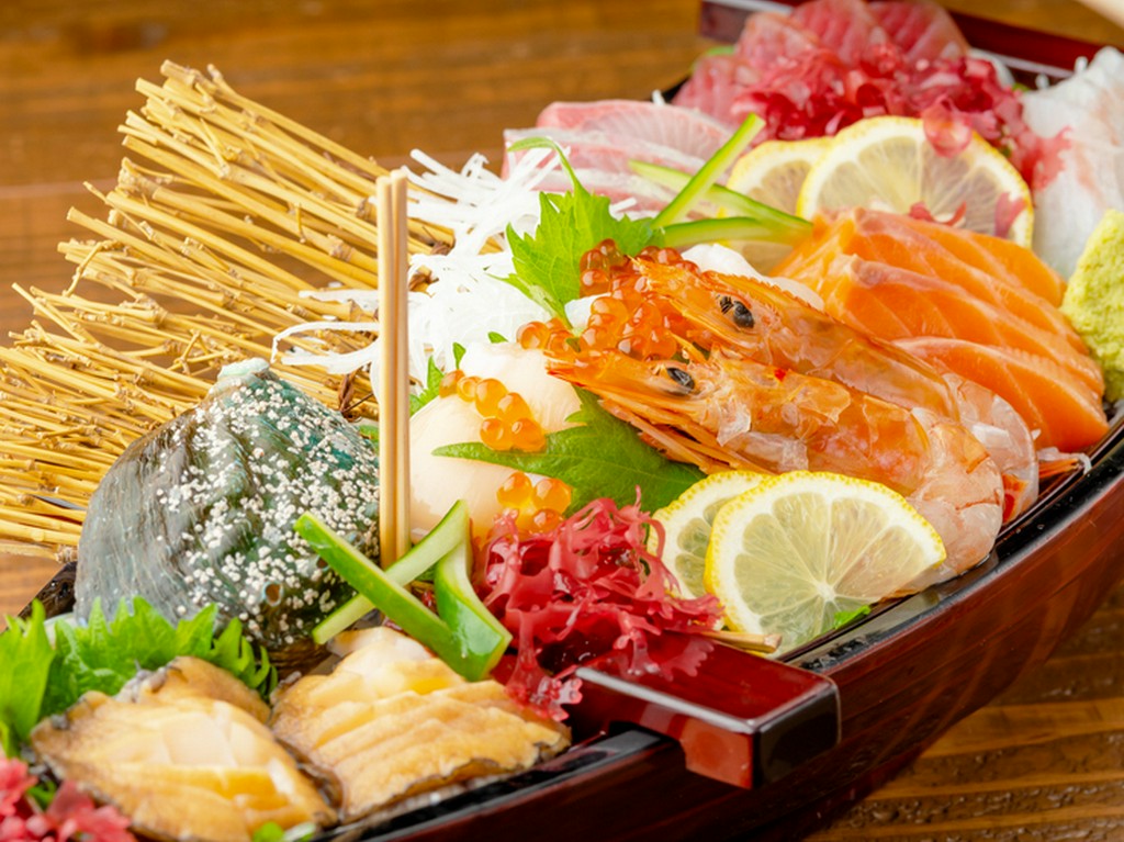 オーナーの地元・岩内町から届く新鮮な旬海鮮も楽しめる