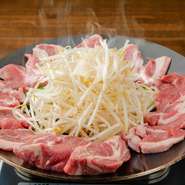 本場・オーストラリアから、一度も冷凍することなく直送されるラム肉は新鮮そのもの。店内で当日捌いたものだけを提供しています。「生」ならではのやわらかな肉質と、こく深い味わいが魅力です。