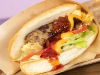 斬新なドックスタイルでジューシーな旨みをかぶりつく『マチルダバーグドック　レギュラー』