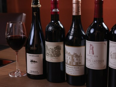 ワインは五大シャトーを網羅。お肉にピッタリのワインを提案
