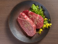 黒毛和牛ヒレ肉（300g）
サラダ・ヒレスープ・ライス・キムチ盛合せ(おかわり無料)
コースの最後にデザート付

※写真はイメージです。