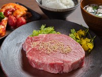 最高峰の国産黒毛和牛ヒレ肉を、炭火焼でお召し上がりいただけます。こだわりのお肉をぜひご堪能ください！
