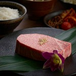 とろける食感と肉の旨みを最大限に引き出したお肉を、お客様の前で丁寧に裂いてご提供。