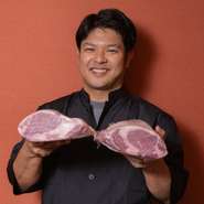 料理人による絶妙な火入れで引き立てる赤身肉の旨み。炭火の遠赤外線によりジューシーさを保ちつつも、余分な脂が落ちてあっさりとした仕上がりに。お肉に香ばしさが加わることも、炭火焼きならではのメリットです。