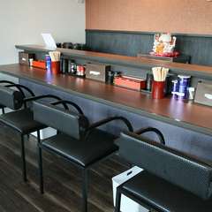 ゆったり座れるカウンター席はお一人様にぴったり