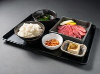 カルビ、ハラミ、ロース
サラダ、スープ、ライス、キムチ、小鉢
※ライス、キムチ、スープ食べ放題