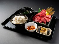 跳ぶ和牛カルビ、カルビ、ハラミ、ロース
サラダ、スープ、ライス、キムチ、小鉢
※ライス、キムチ、スープ食べ放題