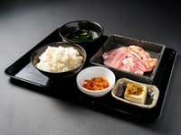 トントロ、豚カルビ、せせり
サラダ、スープ、ライス、キムチ、小鉢
※ライス、キムチ、スープ食べ放題