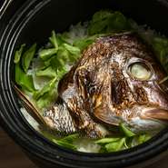 旬の食材たちをテーマに迎えた『季節の土鍋ご飯』。写真は天然の鯛を丸ごと使った土鍋ご飯。コースの締めくくりを飾るに相応しい、味わい深い逸品です。
支払い方法は現金もしくはクレジットカードのみになります。