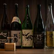 季節の食材同様に、オススメの日本酒も各地よりセレクト。希少酒・人気酒など、その時期味わいたい一本を取り揃えています。当日の顔ぶれはぜひお店にて確認を。