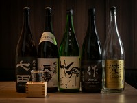 季節の食材同様に、オススメの日本酒も各地よりセレクト。希少酒・人気酒など、その時期味わいたい一本を取り揃えています。当日の顔ぶれはぜひお店にて確認を。