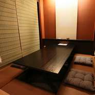 落ち着いた雰囲気の店内には、小上がりの掘りごたつ席があり、ニーズに合わせて利用可能。小上がりの席は個室とコネクトでき、最大20名～24名までの完全個室にすることもできます。