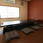 和を基調とした情緒ある店内は、心からリラックスできるやさしい空間。店主自慢のおいしい創作料理とお酒を囲む満ち足りた時間に、身も心も癒やされます。