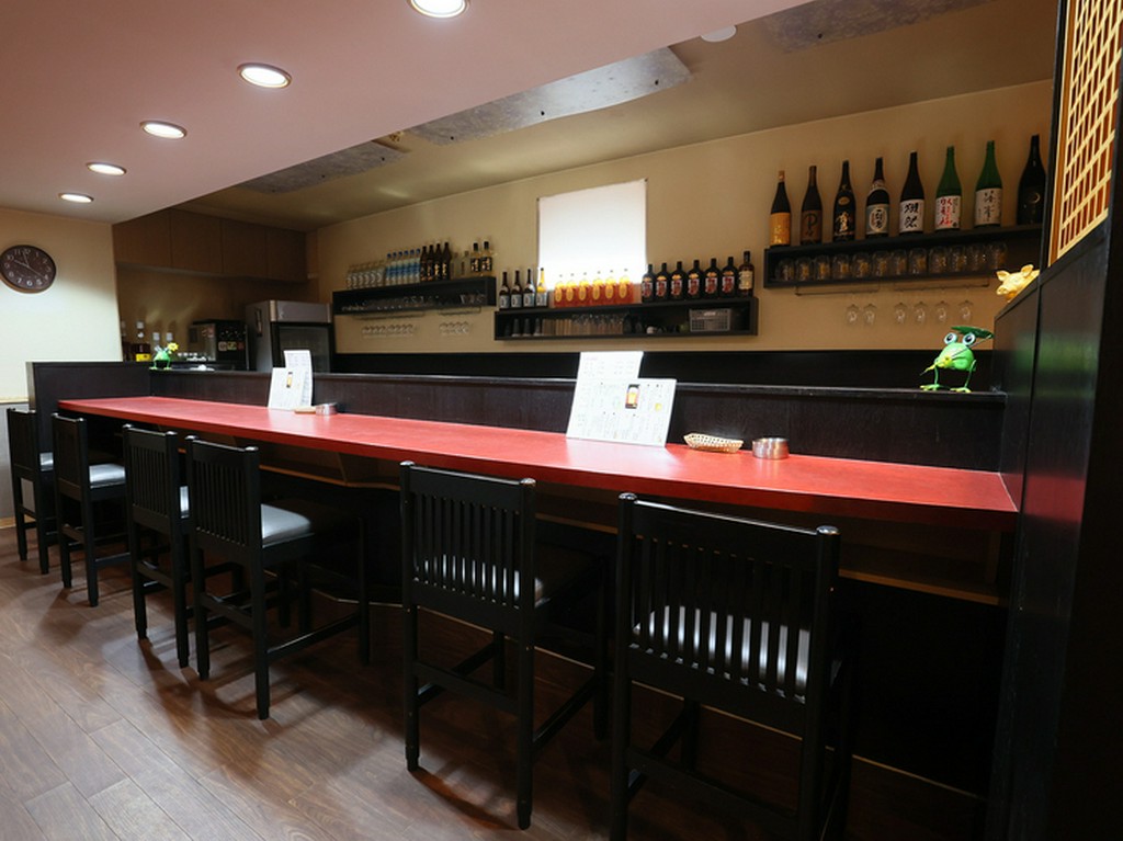 マイペースでお酒を飲みながら会話を楽しむ、贅沢なひととき