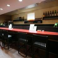 店主との会話も楽しめるカウンター席は、お一人様の特等席。ゲストとのつながりを大事にしたいという店主である小柄さんとの会話をツマミに、おいしいお酒を飲むのも乙なものです。