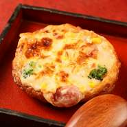 芋もちを器にして、その中にホワイトソース、海老などの具を入れ、チーズでふたをして焼き、グラタンにしてあります。一人で食べるもよし、二人でシェアするもよし。アツアツで、とろけるチーズがたまりません。