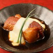 長時間かけてコトコト煮込み、箸で切れるくらいやわらかく仕上げられた豚の角煮。塩バター風味のポテトあんが上からかけられており、脂身が得意ではない人も食べやすくなっています。