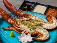 芳しい香りに魅せられる『グリルロブスター ～三種のソースと共に～』