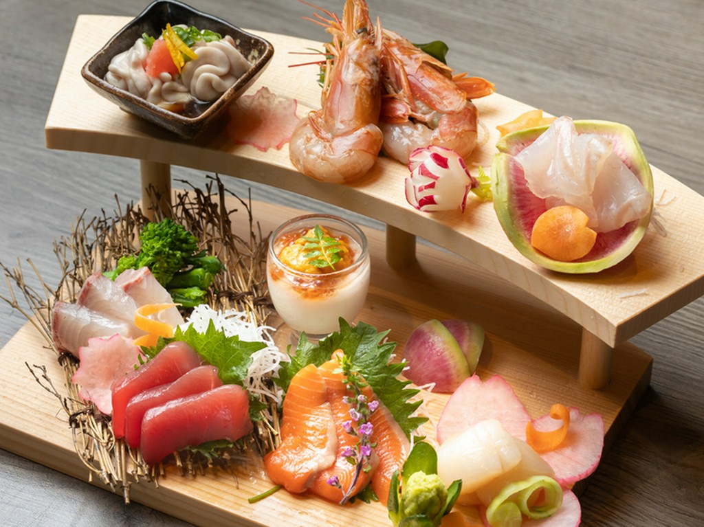 仙台朝市仕入れの刺身盛り合わせ　大