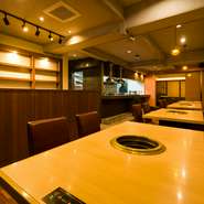 仙台市青葉区、都会の喧騒を忘れ、くつろぎの時間を過ごせる焼肉店です。店内は、ゆったりとした和モダンな空間。テーブル席・個室・カウンター席があり、どんなシーンでも利用が可能です。