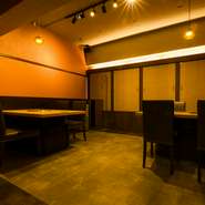 落ち着きのある和モダンな店内。奥には個室が完備されています。歓送迎会や忘新年会など各種宴会にはピッタリの空間。プライベートな食事や接待、お祝い事などにも利用可能です。