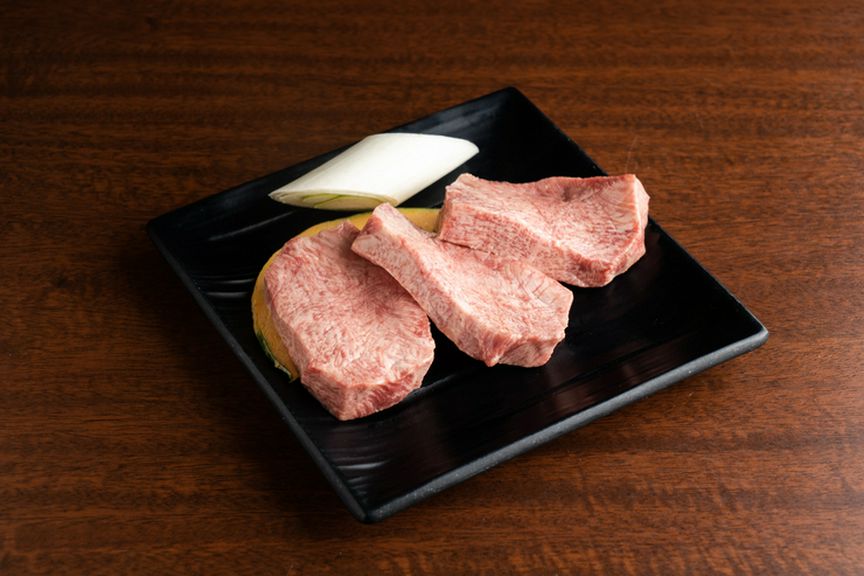 SNS映えする厚さ!素材の旨みを堪能できる人気メニュー『上タン 厚切り』