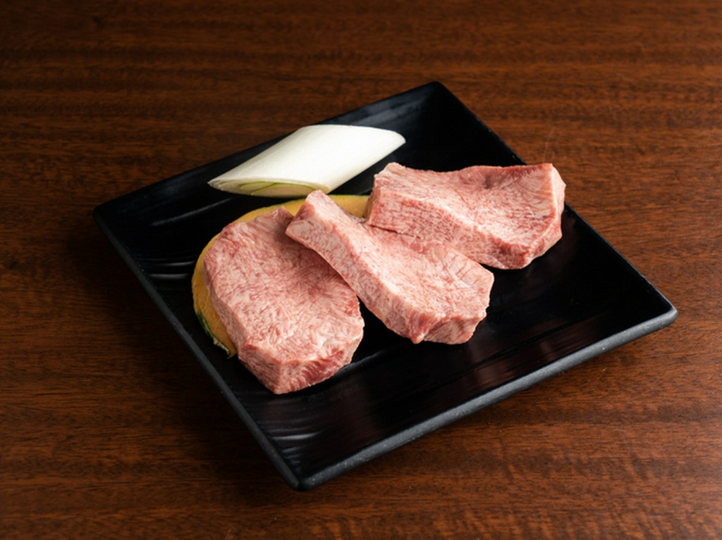 SNS映えする厚さ！素材の旨みを堪能できる人気メニュー『上タン　厚切り』