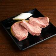 SNS映えする厚さに圧倒される一品。素材本来の旨みを堪能できるので、目でも舌でも楽しめます。噛めば噛むほど肉汁と旨みが、口の中いっぱいに広がります。ぜひ賞味あれ。
（焼肉はタレ・塩味選べます）