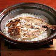 明石海峡で育まれた天然の真鯛と五つ星のお米マイスターがブレンドした特製ブレンド米を使用した、贅沢な一杯。土鍋で炊き上げるのでふっくらとした仕上がりです。シンプルながらも奥深い滋味を感じる逸品。