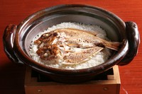 鯛の旨みを引き出すよう熟練の板前が調理した『天然明石鯛の鯛めし（2人前～）』