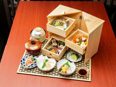 美しく豪華な玉手箱のような『禅園弁当「花鳥風月」』